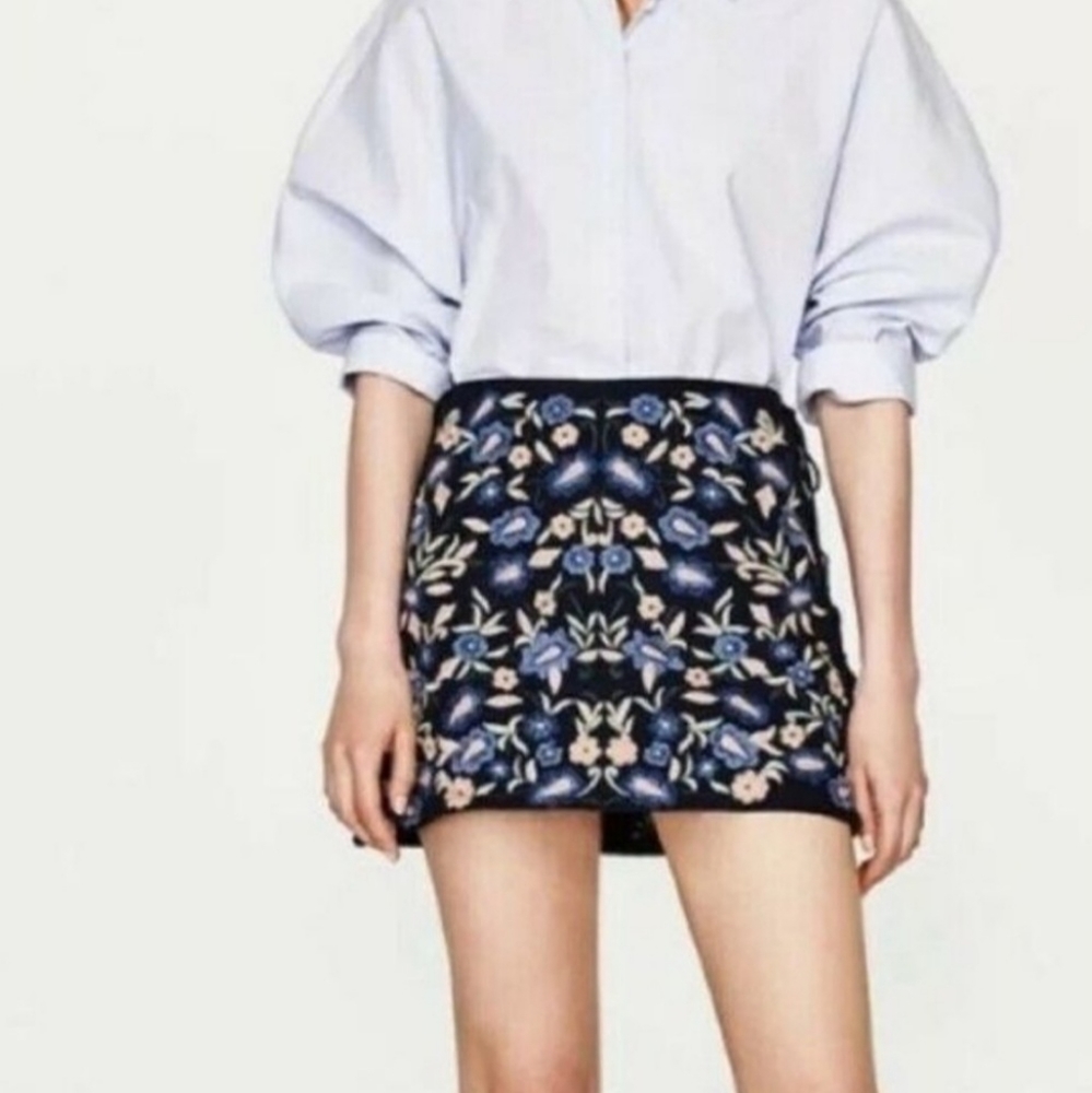 Zara Trafaluc floral embroidered mini skirt (S/small)